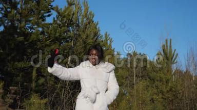 黑女人在晴朗的天空下在冬天的森林里自拍